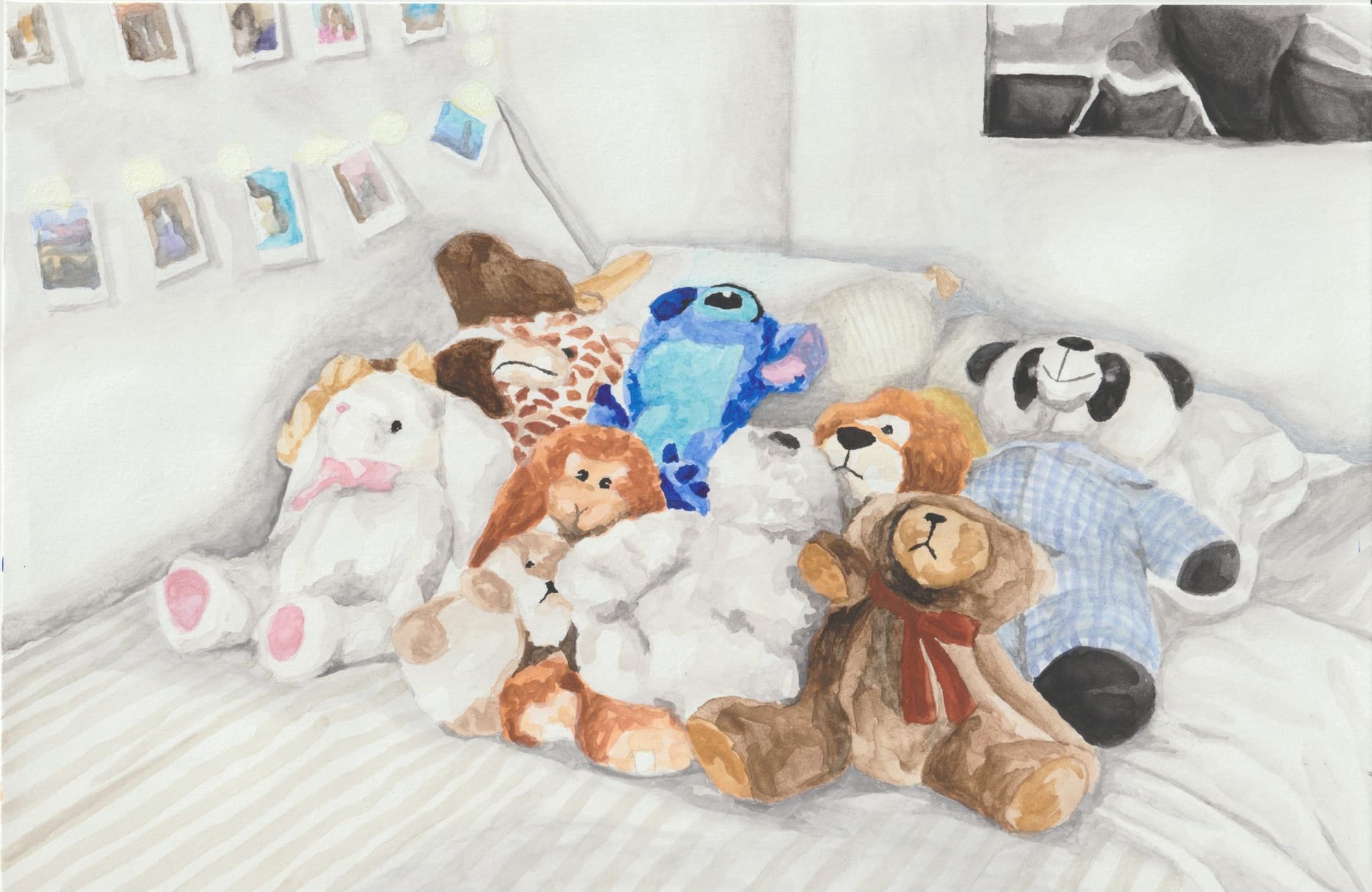 Aquarela de uma pilha de bichos de pelúcia sobre uma cama, com fotos polaroid na parede ao fundo